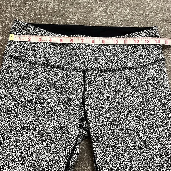 Lululemon Black and White Floral Design Leggings Size 8 - Picture 2 of 8